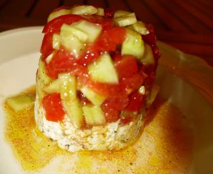 Tartare de tomates et concombre au chèvre frais