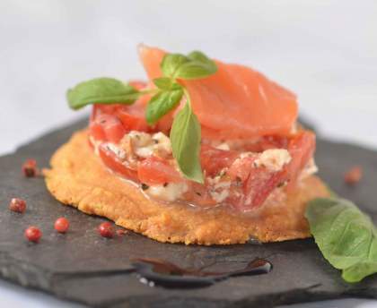 Tartare de tomates mozzarella et saumon fumé sur sablé au parmesan