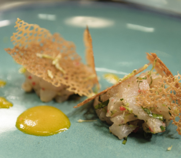 Tartare esprit de la mer et ses tuiles de méditerranée