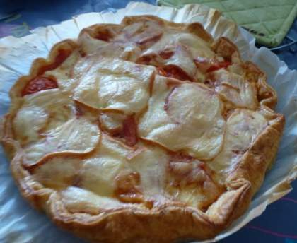 Tarte à la raclette, tomates, oignons