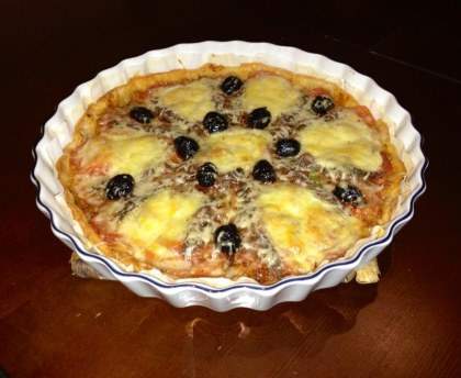 Tarte à la tomate mozzarella aux anchois et aux olives noires sur fondue d'oignon