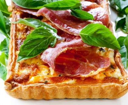 Tarte au fromage, jambon cru et tomates