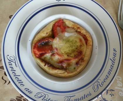 Tarte au pistou, à la tomate et au Rocamadour