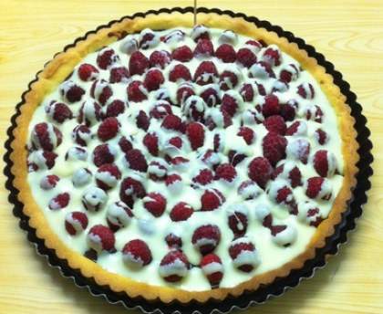 Tarte aux chocolats blanc et noir et ses framboises
