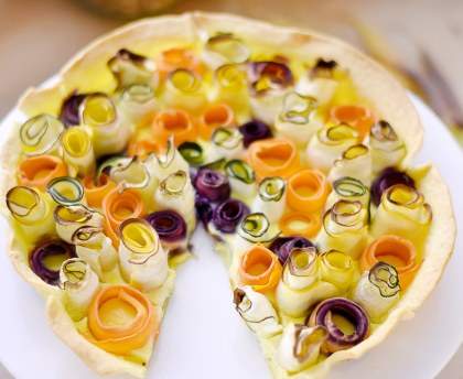 Tarte aux fleurs de carottes et courgettes