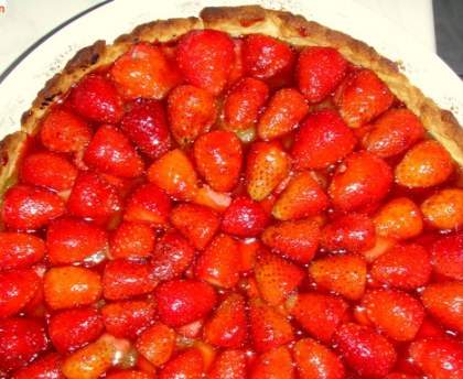 Tarte aux fraises sur lit de rhubarbe
