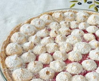 Tarte aux framboises et fruits rouges macaronnée