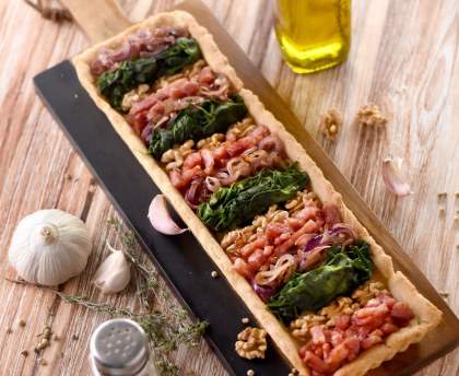 Tarte aux lardons de volailles fumés, épinards, noix et oignons rouges