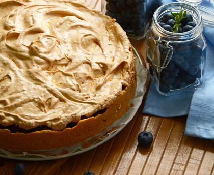 Tarte aux myrtilles et à la rhubarbe meringuée