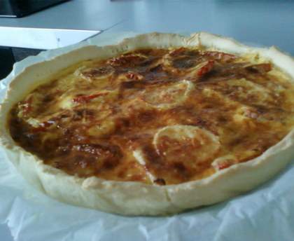 Tarte aux oignons et chèvre sur lit de tomates