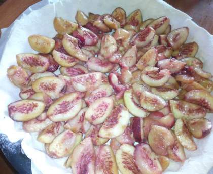 tarte aux pêches de vigne rôties aux épices et au miel