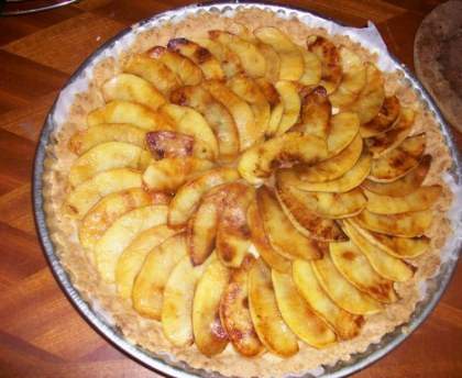 Tarte aux pommes caramel beurre salé et rhubarbe