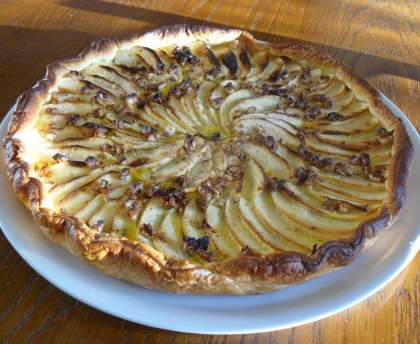 Tarte aux pommes, noix et raisins