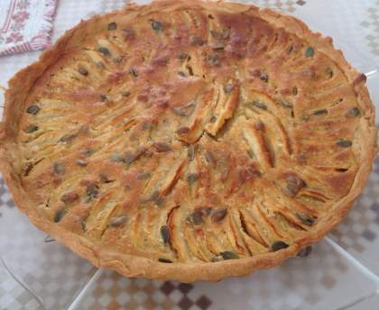 Tarte aux pommes, pignons et noisette