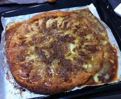 Tarte aux pommes, spéculos et caramel au beurre salé