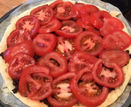 Tarte aux tomates sur lit de tapenade