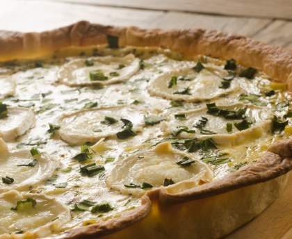 Tarte aux trois fromages (roquefort, chèvre, emmental)