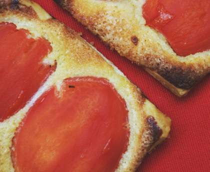 Tarte fine à la tomate sur crème d'amande