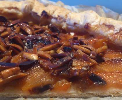 Tarte fine aux pêches et abricots, glace vanille au éclats de caramel