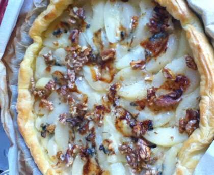 Tarte fine aux poires et roquefort, vinaigrette de Banyuls