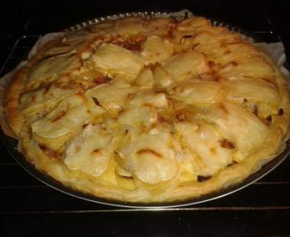 Tarte oignons, lardons et reblochon à la moutarde
