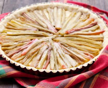 Tarte pâtissière à la rhubarbe