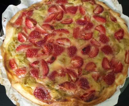 Tarte rhubarbe, fraises, chocolat blanc