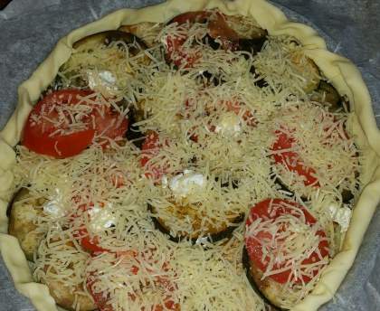 Tarte salée aux aubergines, oignons et lardons