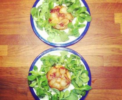 Tarte tatin aux oignons nouveaux et raisins secs