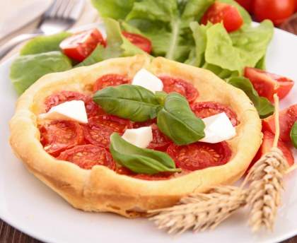 Tarte tomate mozzarella sauce basilic