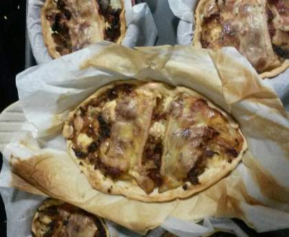 Tarteclette : tarte à la raclette et charcuterie 