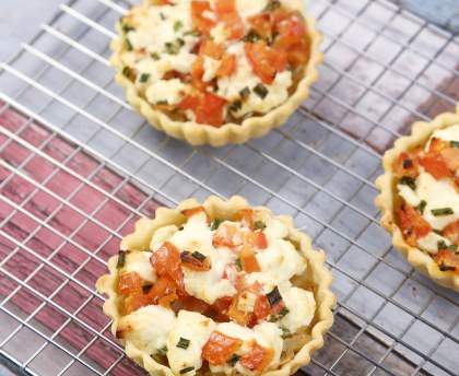 Tartelette au chèvre sur compotée d'oignons