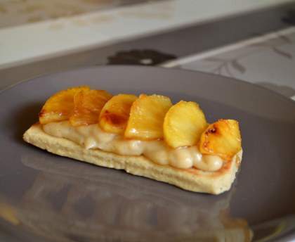 Tartelette aux pommes rôties, crème pâtissière cannelle et pâte sablée au café