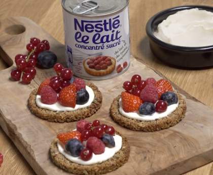 Tartelettes aux céréales mousse de lait et fruits