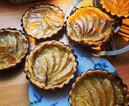 Tartelettes aux pommes sur compote de fruits