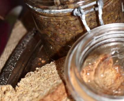 Tartinade forestière de girolles et d’oignons glacés