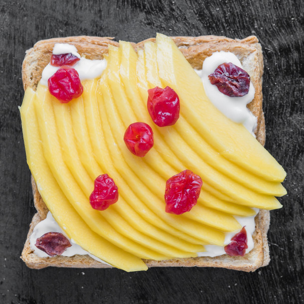 Tartine à la mangue et aux cranberries séchées
