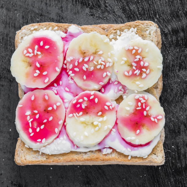 Tartine de banane à la crème et aux graines de sésame