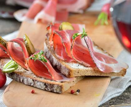 Tartine de chèvre frais et jambon cru