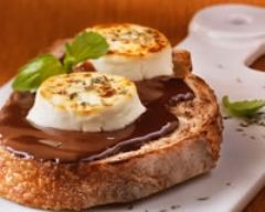Tartine de chèvre, sauce chocolat, thym et basilic