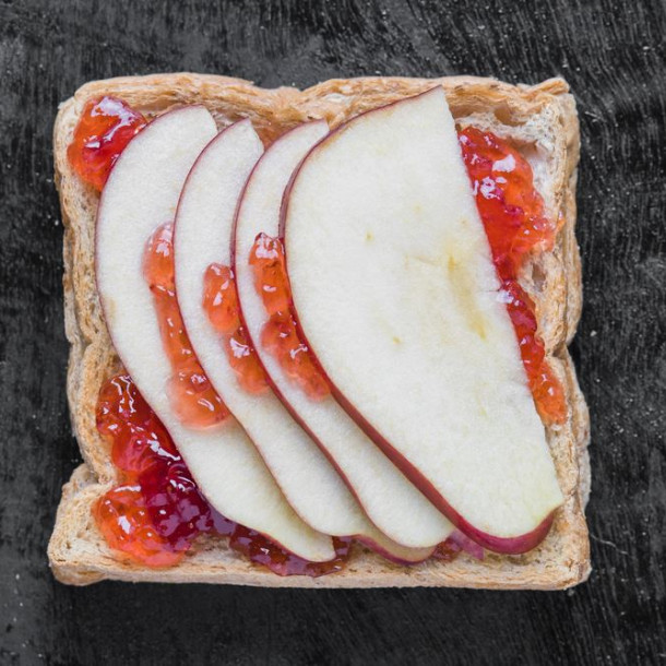 Tartine de fromage frais à la poire