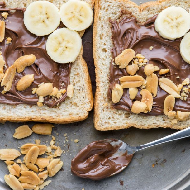 Tartine de Nutella, banane et cacahuète