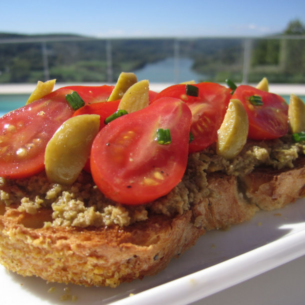 Tartine de tomates cerises à la tapenade d'olives vertes