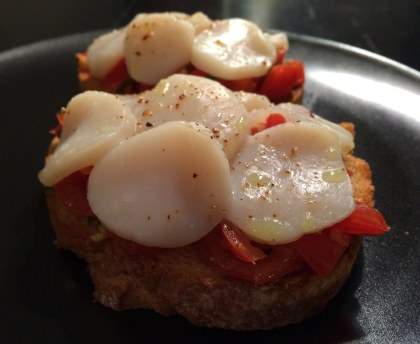 Tartine de tomates et de saint jacques