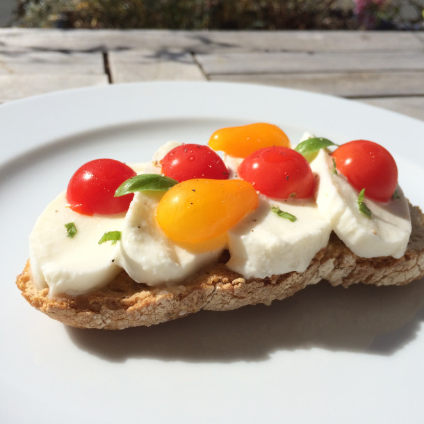 Tartine estivale tomates-mozza basilic