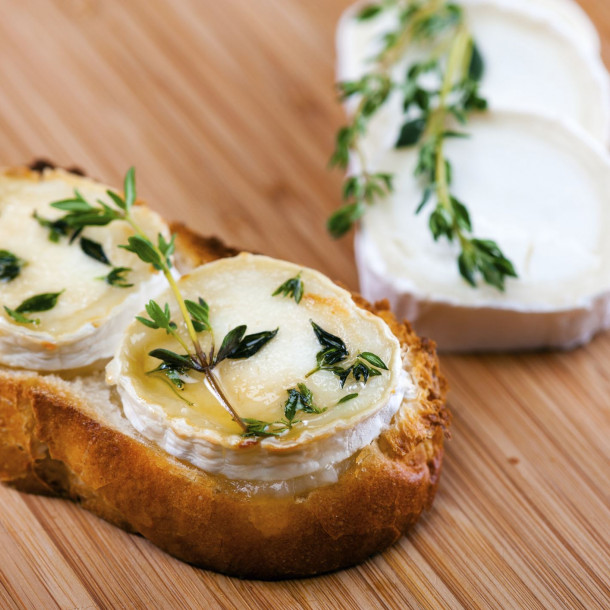 Tartine fine de chèvre fondu