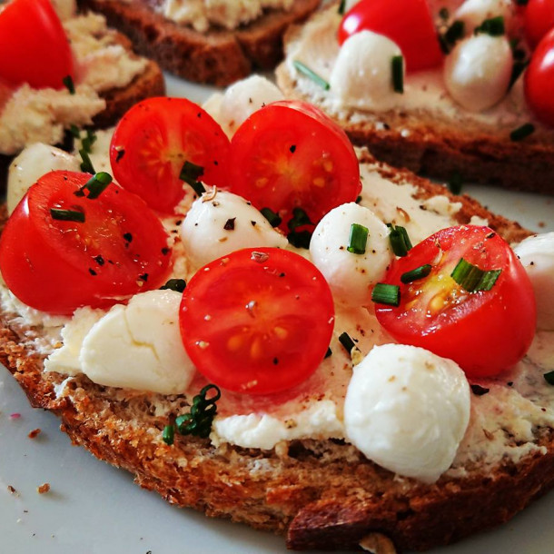 Tartine fraîcheur Saint Môret tomates mozzarella