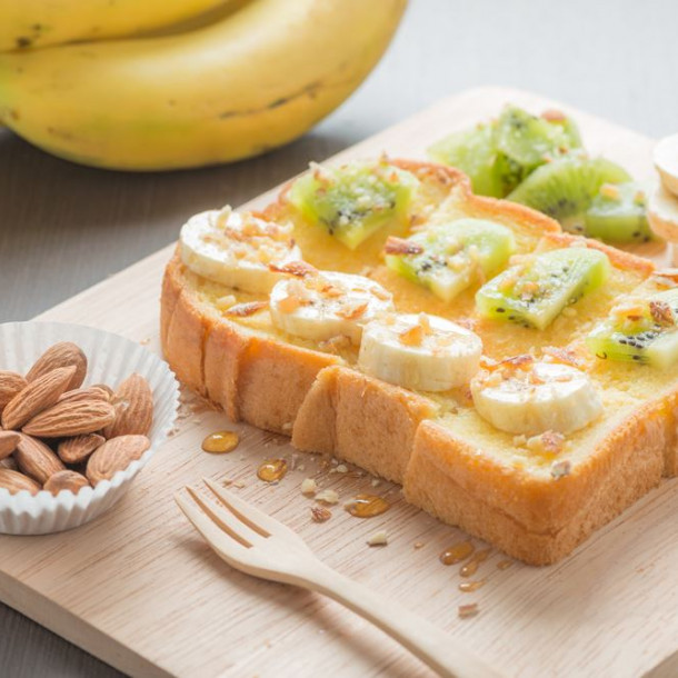 Tartine fruitée, miel et amandes