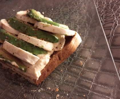 Tartine houmous, champignons, avocats