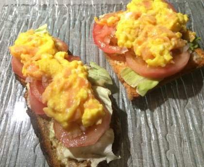 Tartine Oeuf brouillé et saumon
